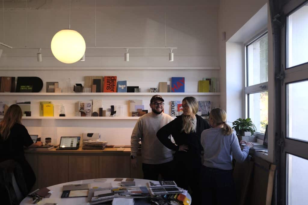 Bureau moderne avec équipe collaborative, ambiance chaleureuse et espace lumineux pour le travail d'.