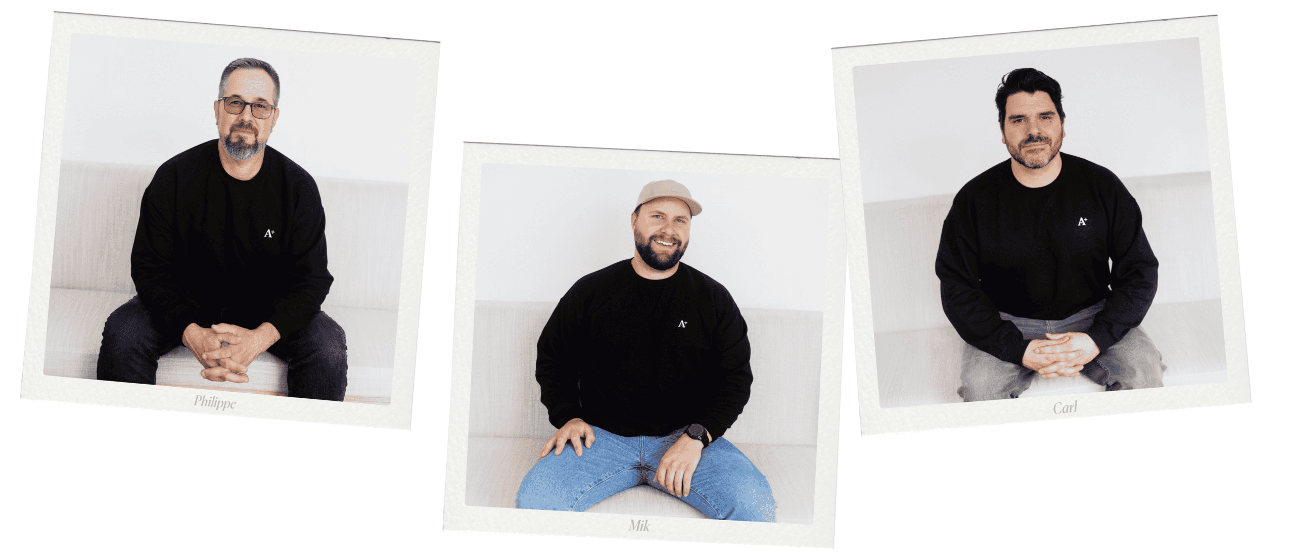 Trois hommes en interview, habill&eacute;s en noir, souriants et d&eacute;tendus.